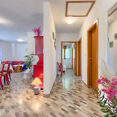 Mihael - Roj540 By Interhome * Zminj